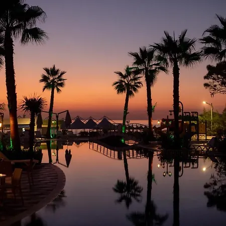 Grand Blue Fafa & Üdülőközpont 5*