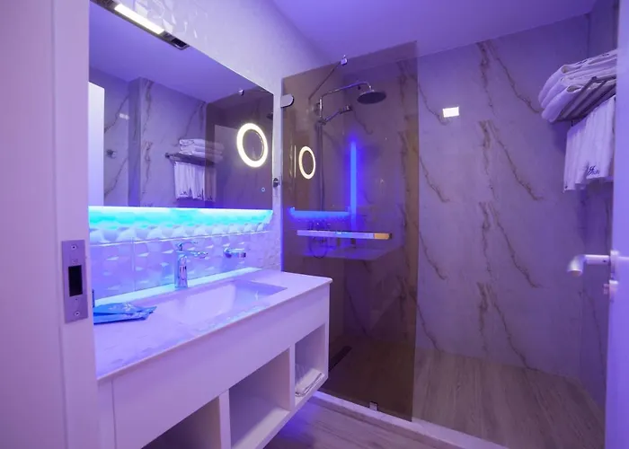 Grand Blue Fafa & Resort Kryemedhej